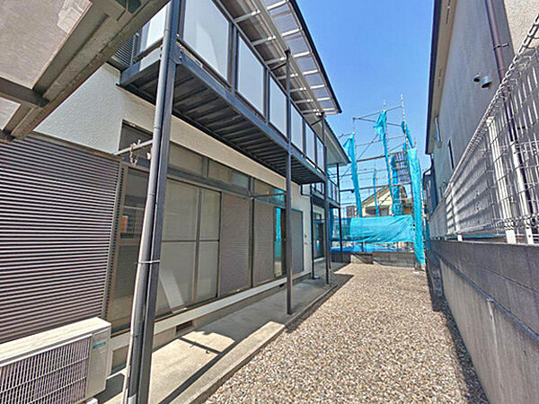 「小平」駅まで徒歩13分。小平駅は西武新宿線の急行停車駅で、西武新宿駅までアクセス良好。
