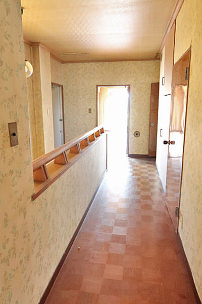 2階の廊下、和室から南側の約10帖洋室に向かって撮りました。写真の右側の扉は約4帖の納戸です