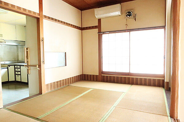 1階キッチン南側の和室6帖間です