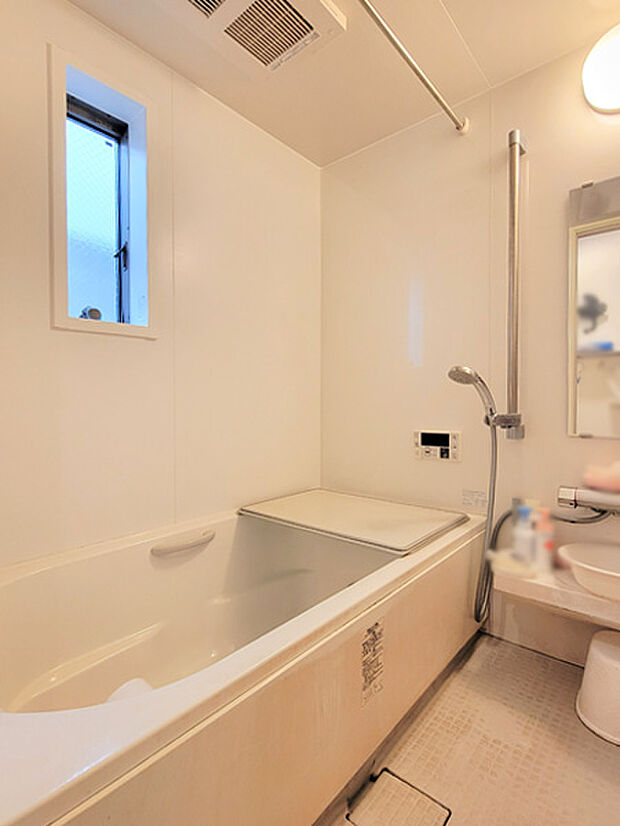 浴室乾燥機付！浴室には窓が付いているので効率的に換気が行えます。