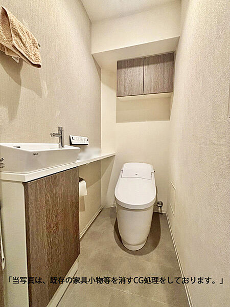 手洗いカウンター、上部キャビネットあり　※当写真は、既存の家具小物等を消すCG処理をしております