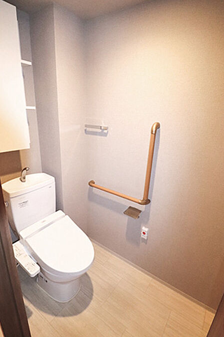 ゆったりと確保したトイレには、快適に使える暖房便座がついています