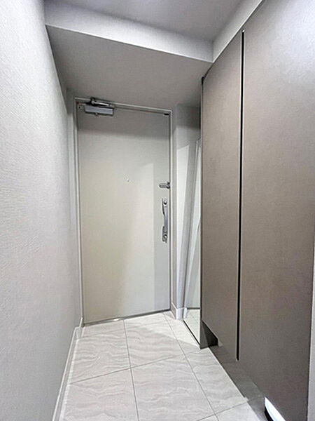 玄関には大容量のトール型シューズボックスがございます