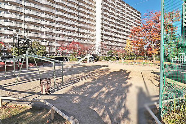 敷地内にはお子様も大満足の公園やテニスコートがございます