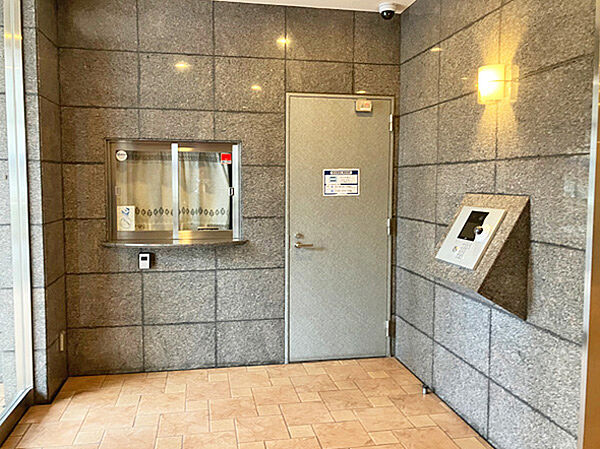 ホームライフ管理株式会社による日勤管理。カメラ付オートロックシステムで安心です。