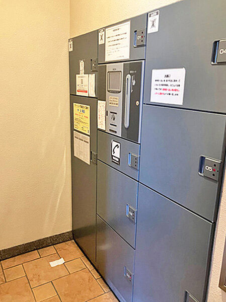 留守中でも宅配便が受け取れる「セコム宅配ロッカー」付き。