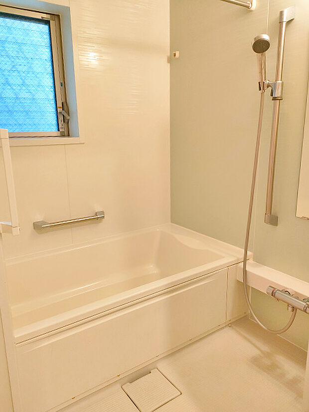 換気もしっかりできる窓付きの明るい浴室。雨の日のお洗濯に便利な浴室乾燥機付