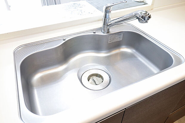 ゆったり使える静音ワイドシンク、ワンタッチで切替操作ができる浄水機能付混合水栓を採用。