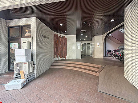 品格を感じる迎賓空間を演出、管理体制の良さがうかがえる共用部