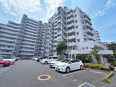 総戸数168戸のビッグコミュニティ。存在感のある外観が印象的なマンションです