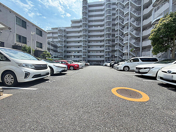 敷地内駐車場を備えた大規模レジデンス。ゆとりある敷地計画と管理体制の良さが魅力です