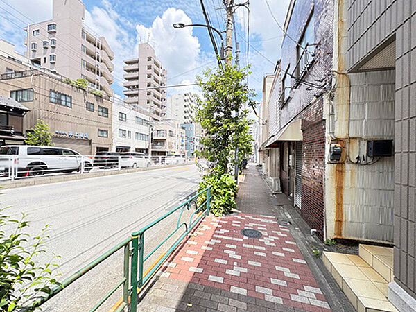 歩道付きの幅員22ｍ道路に接道