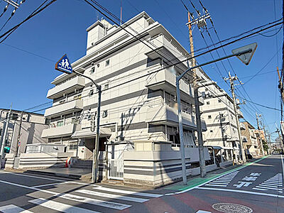外観:開放感のある角地に建つマンションです 外観:開放感のある角地に建つマンションです