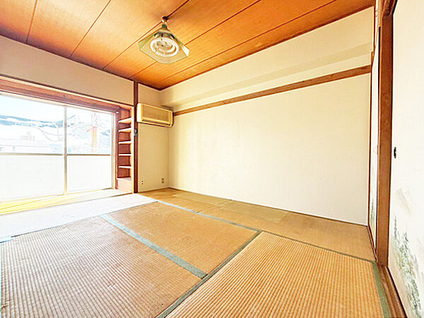 落ち着いた雰囲気が魅力の和室です