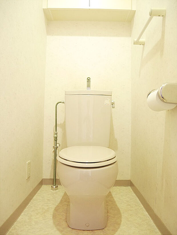 手洗いタンク付トイレ。上部には吊戸棚があり、ペーパーやお掃除用品の収納などに役立ちます。