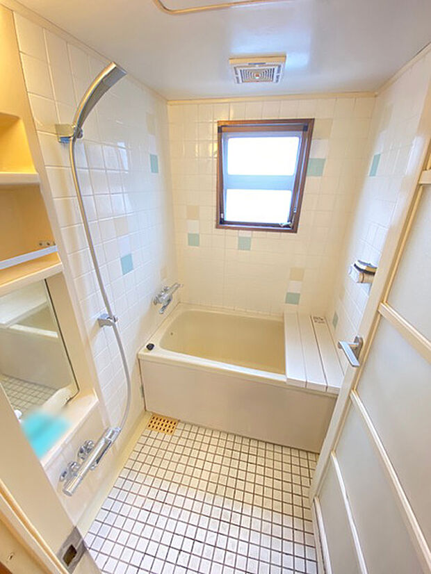 3階浴室。 換気に便利な小窓付き。防カビに役立ちます。