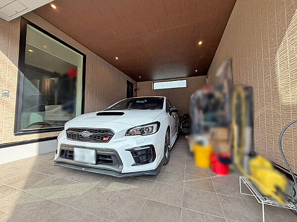ガレージの中。大切なお車を守ります。