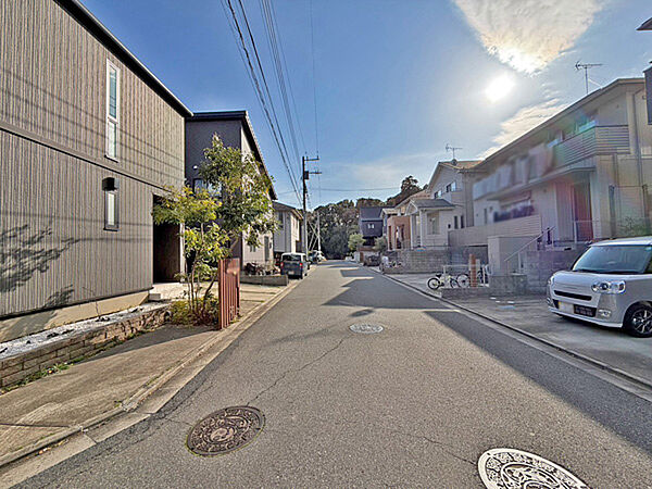 前面道路はゆとりの6m設計。開発地の為、車通りも少なく閑静な住宅街