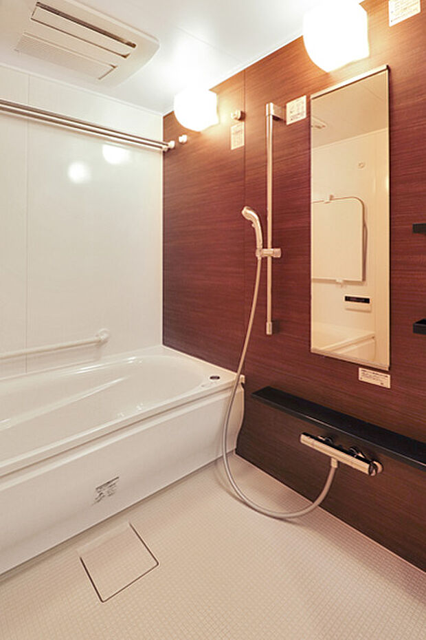 追い焚き機能・浴室乾燥機付きのユニットバス。シャワーの高さが調節可能。浴槽には安心の手すり付き。