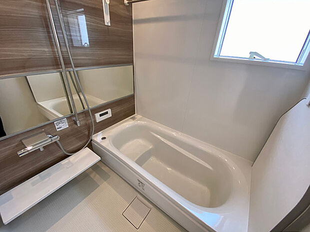 追い焚き機能・浴室乾燥機付きのユニットバス。窓付きで湿気がこもりやすい浴室でも換気ができます。