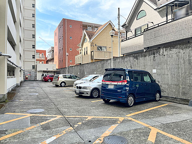 居住者専用駐車場。