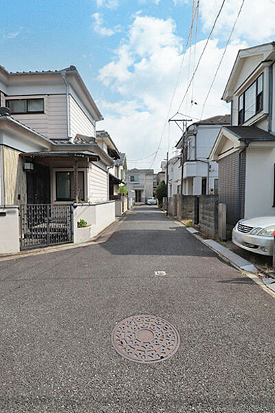 前面道路(対象不動産は写真右側)