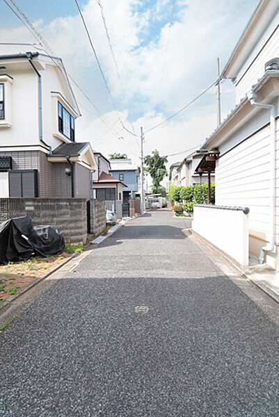 前面道路(対象不動産は写真左側)