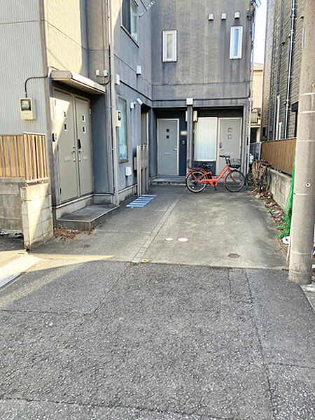 道路側から駐車場側を撮影