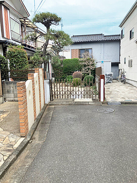 隣地との協定通路部分(正面左側奥が当該物件となります)