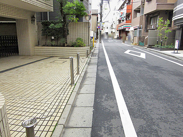 前面道路　東側方面を望む