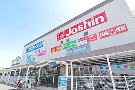 周辺には商業施設多数