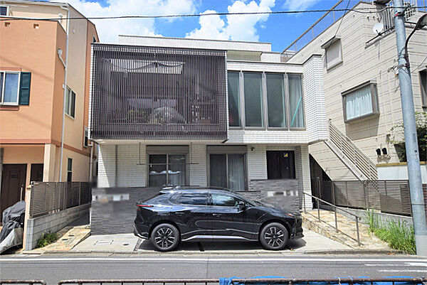 都心へのアクセスと暮らしやすさを兼ね備えた、二世帯住宅にも適した邸宅です