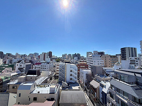 南西向き、前面を遮る建物も無く日照・眺望良好。