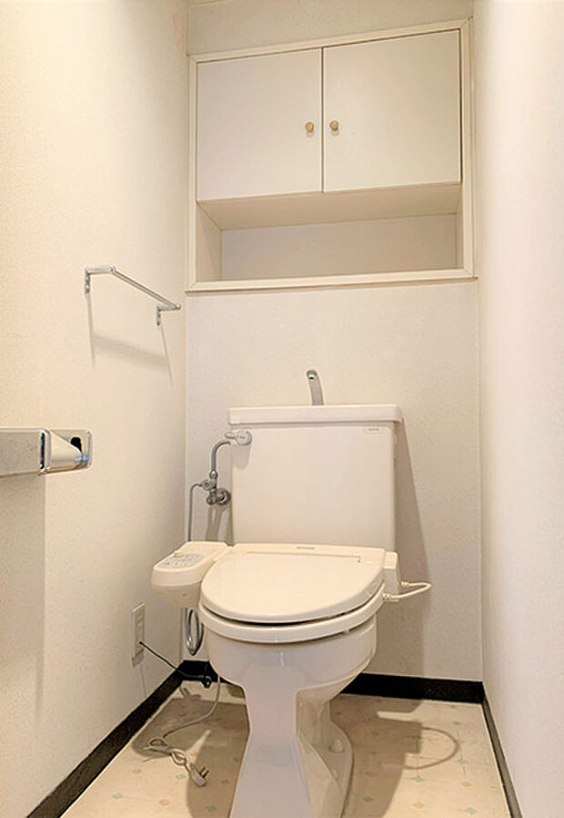 ウォシュレット機能付きトイレ。便利な吊戸棚付き。