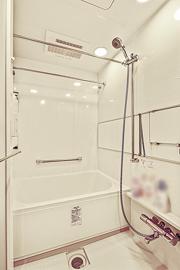 追い炊き機能・浴室換気乾燥機付きのユニットバス。浴槽にはマイクロバブル温浴(E.B.B)付き。