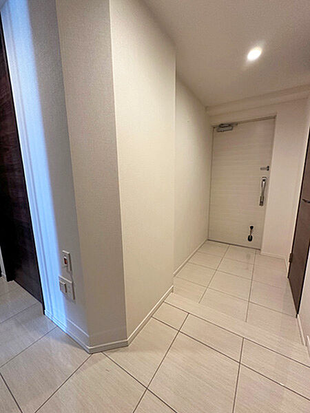 広々とした玄関は、家族やゲストを温かく迎える穏やかな空間です