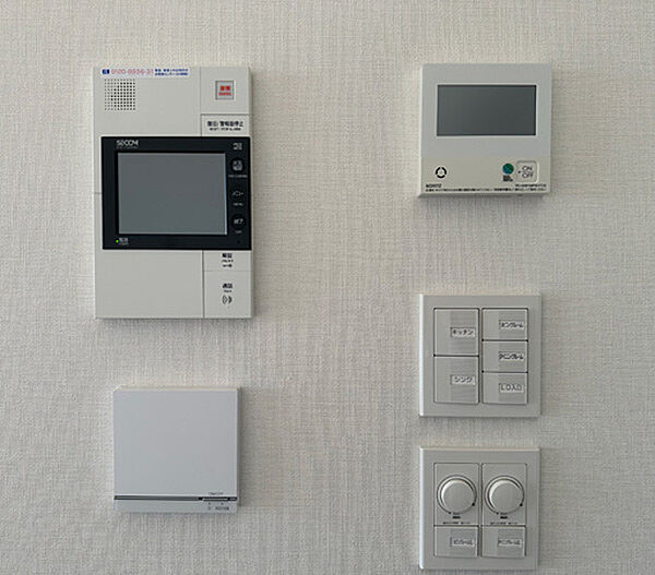 訪問者を音声と映像で確認できるＴＶモニター付インターホン　録画機能や非常警報ボタンも備えています
