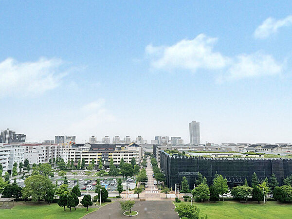 前面棟がなく開放的な眺望。公園の緑やベイタウンの街並みをご覧になれます