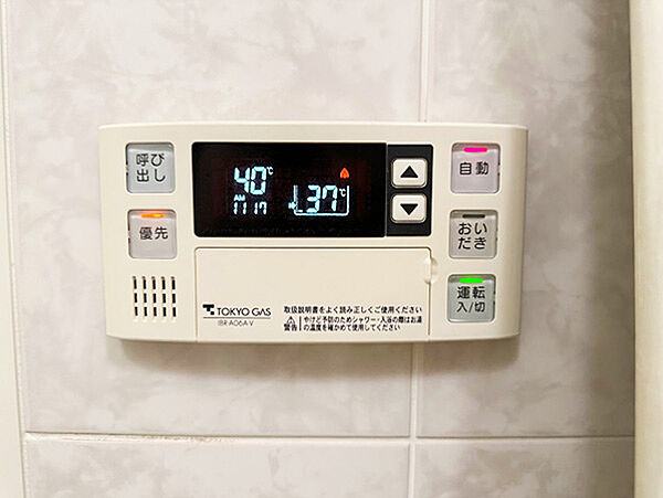浴室内給湯器リモコン　追い炊き機能付きで好きな時間に心地よく寛げる浴室です