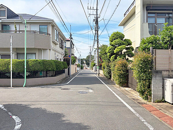 接道は約5.4mの公道で、車通りが少なく昼夜ともに静かです。