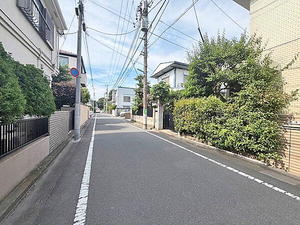 現地周辺の街並み。手入れの行き届いた垣根が、四季折々の美しさを演出します。