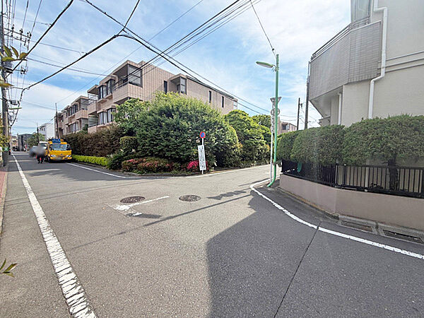 現地周辺の街並み。商店街を抜けると、閑静な住宅街が広がります。