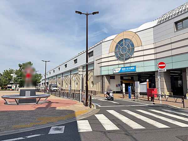 祖師ヶ谷大蔵駅（徒歩6分）はウルトラマン発祥の地として、街灯やマンホールにモチーフが施されています。
