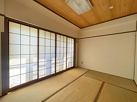 落ち着いた雰囲気の和室で、くつろぎの時間をお過ごしいただけます