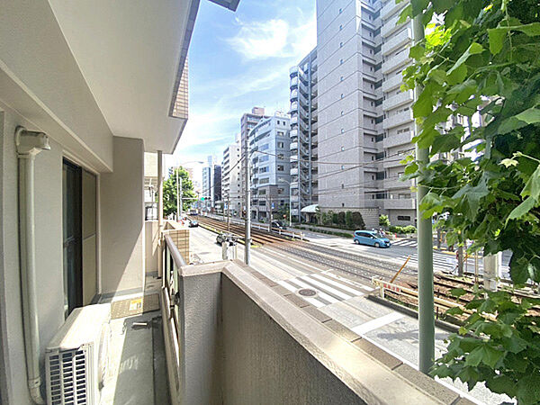 街並みを望む明るいバルコニーで陽当たりも良好
