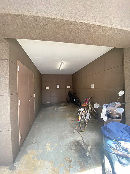 屋内タイプで雨風を防げる駐輪スペース