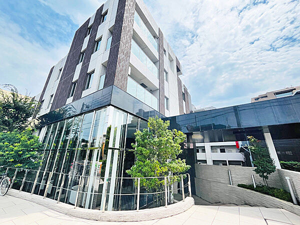 スタイリッシュな外観が目を引くマンション