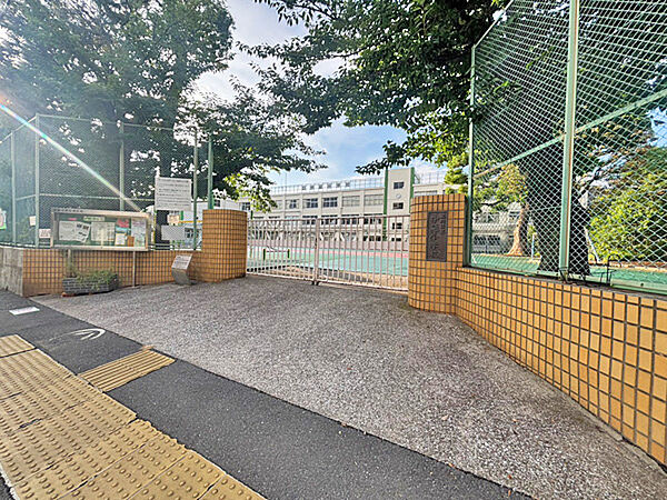 品川区立中延小学校：約20m（徒歩1分）