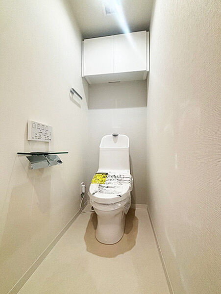 ウォシュレット付きトイレを設置。上部収納付きで使い勝手の良い空間です。