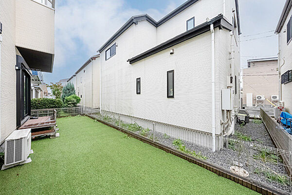 南側は人工芝のお庭になっております。リビングからはウッドデッキ経由で出入り可能です。